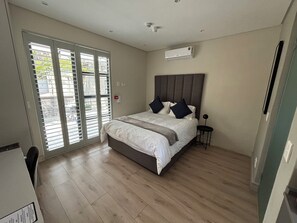 In-room safe, desk, laptop workspace, free WiFi