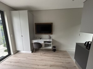 In-room safe, desk, laptop workspace, free WiFi - The Wantage Suites (Johannesburg)