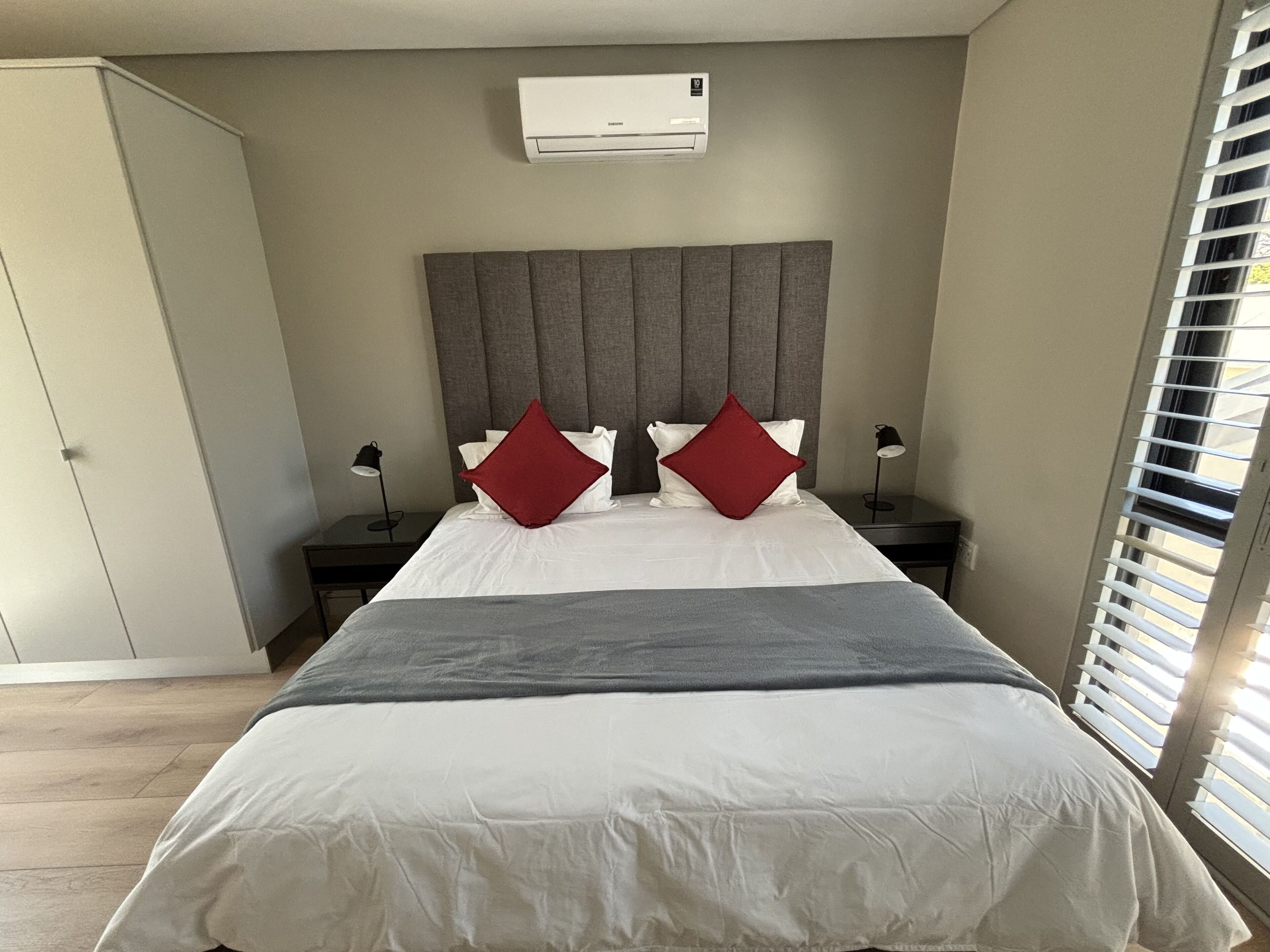 家庭雙人房 | 房內夾萬、書桌、手提電腦工作空間、免費 Wi-Fi