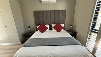 Caja de seguridad en la habitación y escritorio