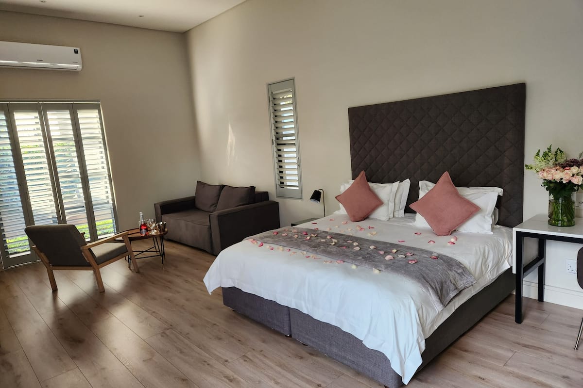 In-room safe, desk, laptop workspace, free WiFi