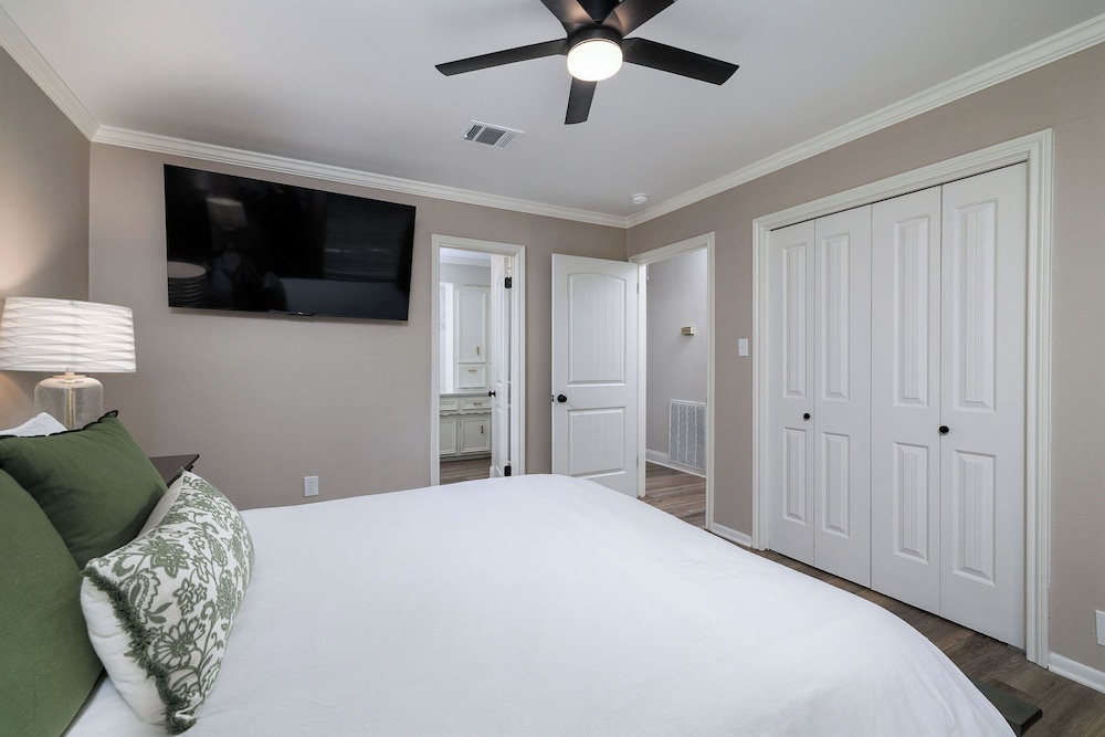 15-min-from-airport-5-min-from-woodlands-mall-6-flags-4-bed-2-bath