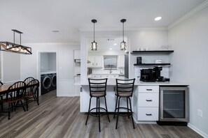 Réfrigérateur, micro-ondes, blender