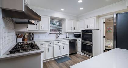 15 min from Airport/ 5 min from Woodlands Mall & 6 Flags 4-bed 2 bath with WiFi