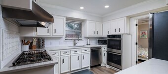 15 min from Airport/ 5 min from Woodlands Mall & 6 Flags 4-bed 2 bath with WiFi