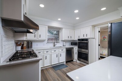 15 min from Airport/ 5 min from Woodlands Mall & 6 Flags 4-bed 2 bath with WiFi