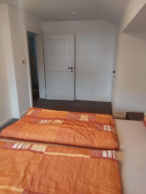 Room - Vacation apartment in Haus Wagner with 2 separate bedrooms, 74 m², 2nd floor, access to the terrace (Prien am Chiemsee)