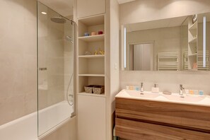 Dusche, Haartrockner, Handtücher