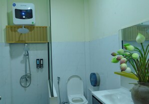 Shower, hair dryer, slippers, towels - Peaceful Hotel (Vientiane)