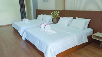 Classic-Doppelzimmer, Gartenblick | Schreibtisch, laptopgeeigneter Arbeitsplatz, Verdunkelungsvorhänge