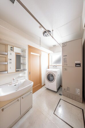 Badkar och dusch, gratis toalettartiklar, hårtork och tofflor