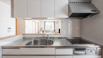 Refrigerador, microondas, placa de cocina, tetera/pava eléctrica