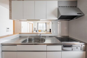 Køleskab, mikrobølgeovn, kogeplade, elkedel