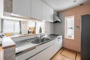 Réfrigérateur, micro-ondes, plaque de cuisson, bouilloire électrique