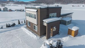 A modern two-story building with a flat roof and a small attached structure. - CLEMATIS (Nakafurano)