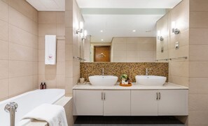 Luxury Apartment, Balcony, Sea View | Bathroom | Free toiletries, towels, shampoo