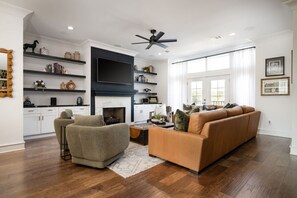 Télévision, cheminée, chaîne hi-fi