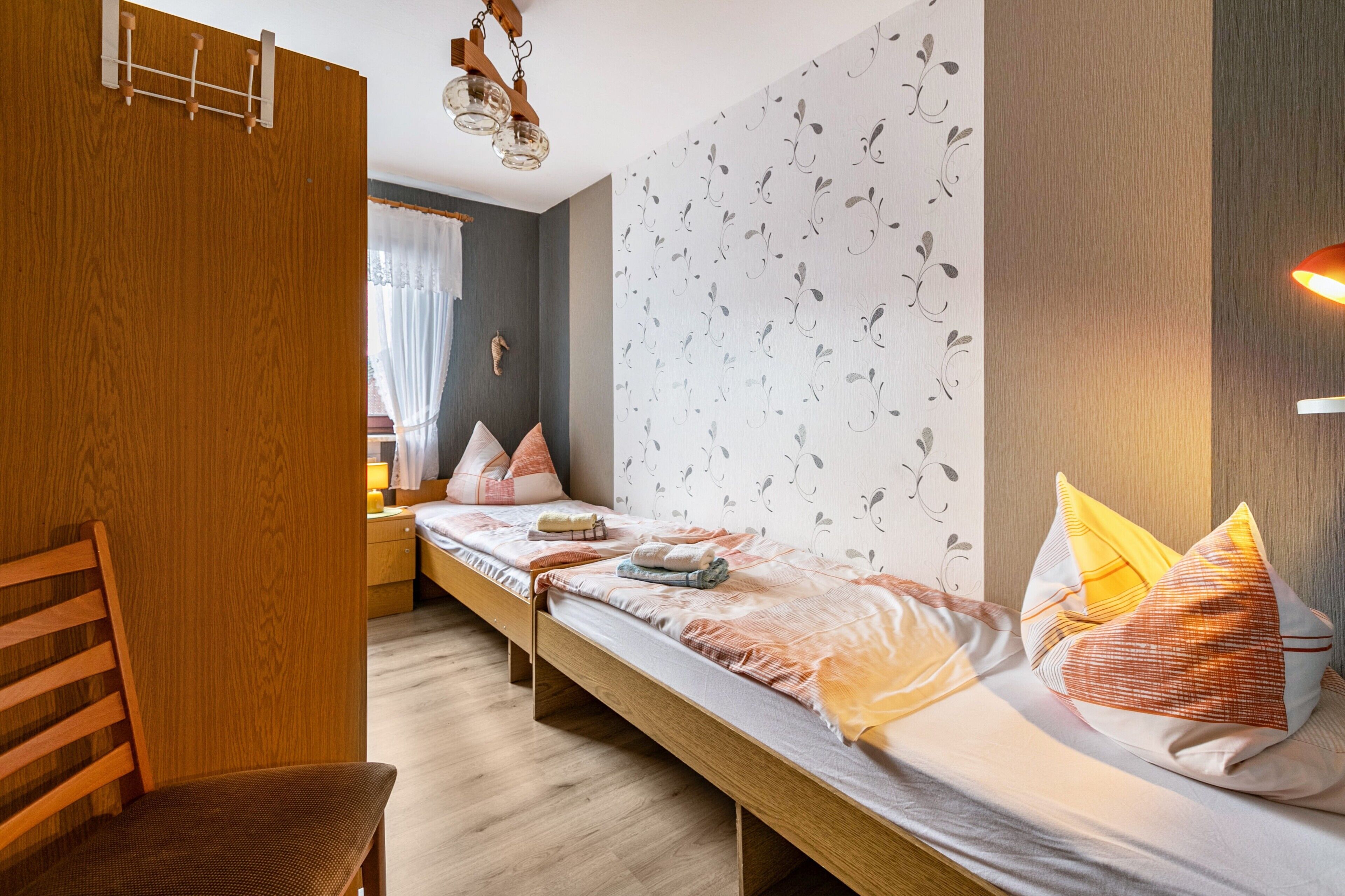 2 Schlafzimmer, Schreibtisch, Bettwäsche