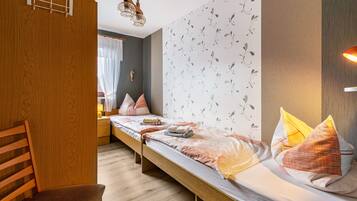 2 Schlafzimmer, Schreibtisch, Bettwäsche