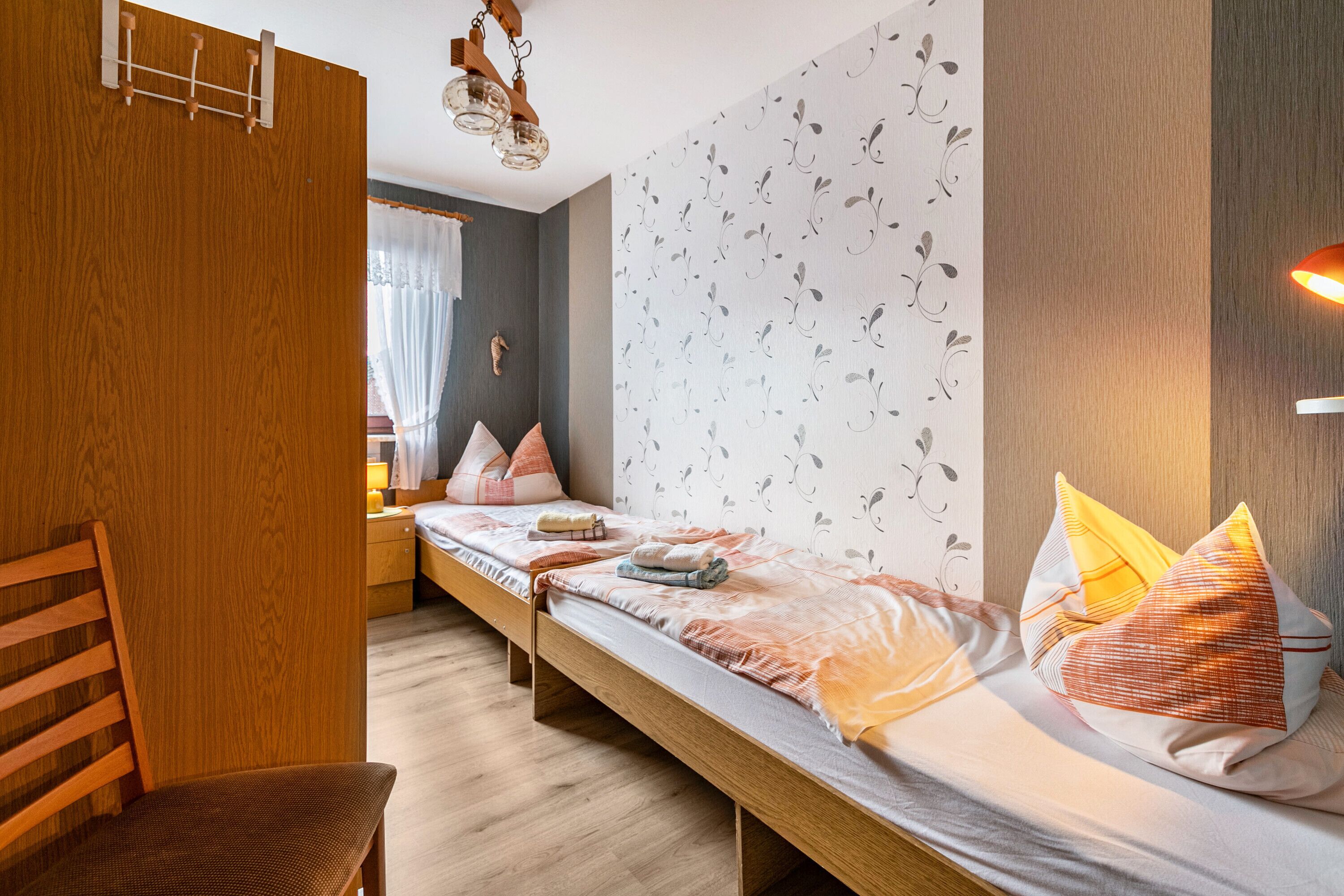 2 Schlafzimmer, Schreibtisch, Bettwäsche