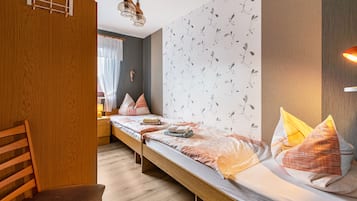 2 Schlafzimmer, Schreibtisch, Bettwäsche