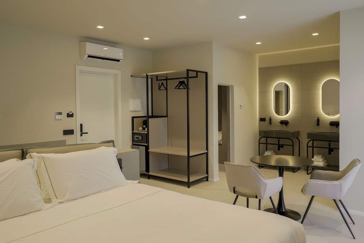 Superior Studio Suite | Minibar, blackout drapes, soundproofing, WiFi (free)