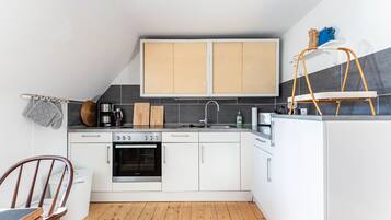 Fridge, oven, stovetop, coffee/tea maker