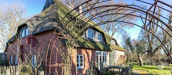 Holiday Apartment 'Reetdachhof Familie Dührsen' with Shared Terrace, Shared Garden and Wi-Fi
