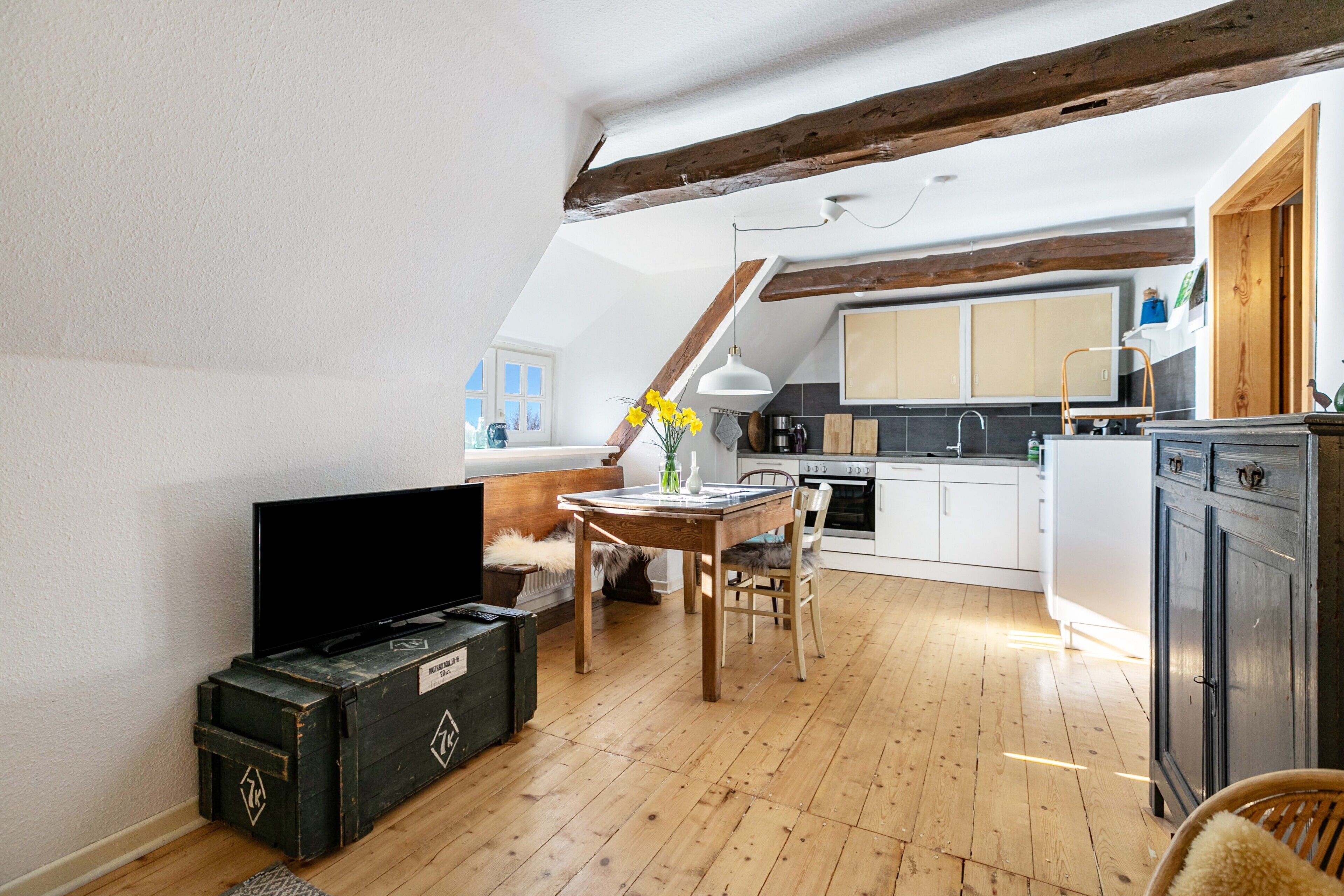 Fridge, oven, stovetop, coffee/tea maker