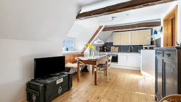 Fridge, oven, stovetop, coffee/tea maker