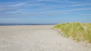 A beach with sand, a clear sky, and some vegetation. - Bungalow 'Perle von Berumbur' with Private Terrace, Private Garden and Wi-Fi (Berumbur)
