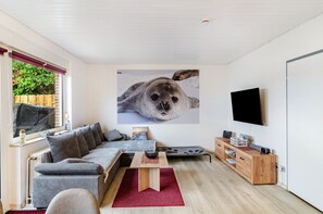 TV, video games - Bungalow 'Perle von Berumbur' with Private Terrace, Private Garden and Wi-Fi (Berumbur)