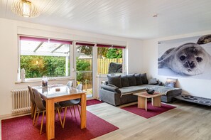 TV, video games - Bungalow 'Perle von Berumbur' with Private Terrace, Private Garden and Wi-Fi (Berumbur)