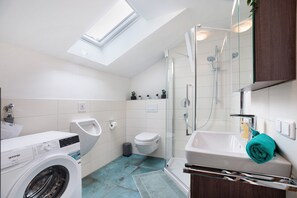 Regadera, secadora de cabello, toallas 