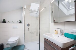 Dusche, Haartrockner, Handtücher