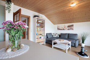 TV, stereo - Holiday Apartment 'Waldblick' with Shared Garden, Balcony and Wi-Fi (Friesenried)
