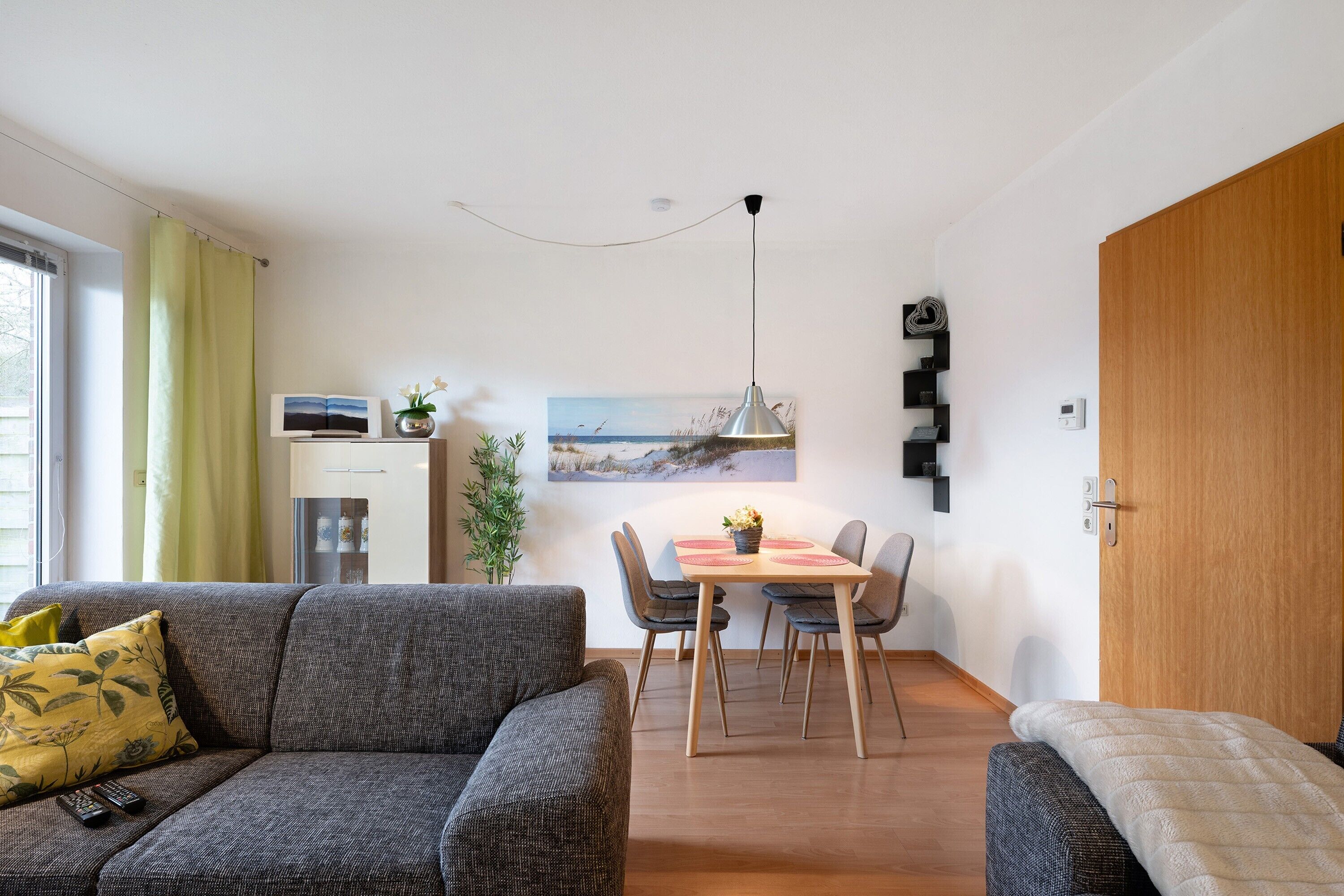 Fernseher, DVD-Player, Tischtennisplatte