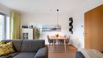 Fernseher, DVD-Player, Tischtennisplatte