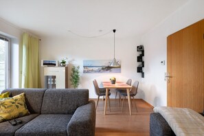 Fernseher, DVD-Player, Tischtennisplatte