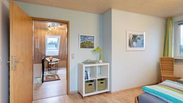 2 bedrooms, iron/ironing board, free WiFi, bed sheets