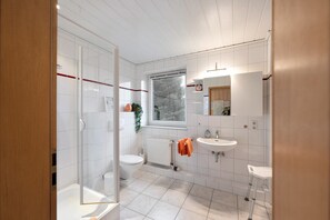 Een douche, een haardroger, handdoeken