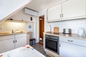 Jääkaappi, uuni, liesi, kahvin-/teenkeitin