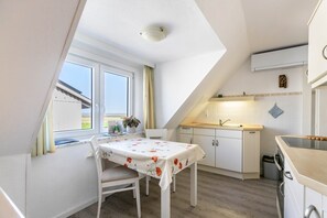 Kühlschrank, Ofen, Herdplatte, Wasserkocher mit Kaffee-/Teezubehör