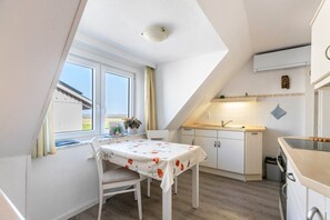 Jääkaappi, uuni, liesi, kahvin-/teenkeitin