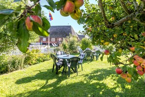 Outdoor dining - Room 'Doppelzimmer Nommensen' with Shared Garden and Wi-Fi (Oland)