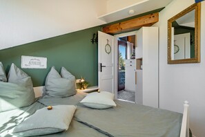 2 bedrooms, free WiFi, bed sheets - Apartment 'Haus Sonnenhang Wohnung 2' with Private Garden, Balcony and Wi-Fi (Stiefenhofen)