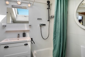 Shower, hair dryer, towels - Apartment 'Haus Sonnenhang Wohnung 2' with Private Garden, Balcony and Wi-Fi (Stiefenhofen)