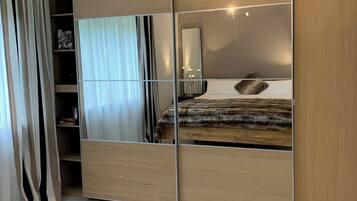 1 dormitori, planxa i posts de planxar, wifi i roba de llit