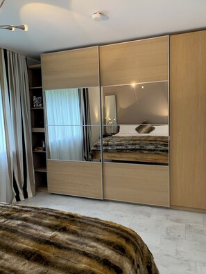 1 dormitorio, tabla de planchar con plancha, wifi y ropa de cama