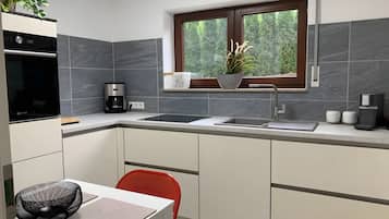 Kühlschrank, Ofen, Herdplatte, Wasserkocher mit Kaffee-/Teezubehör